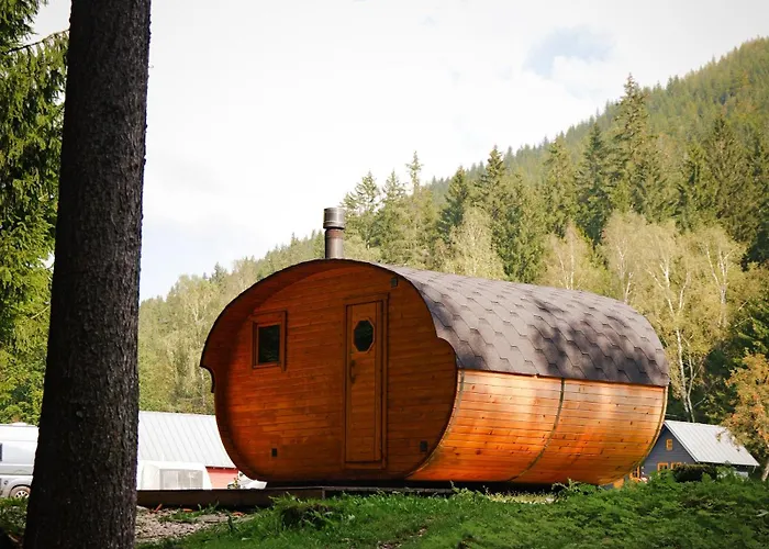 Mountain By The River - Base Camp Medvedin مكان تخييم *