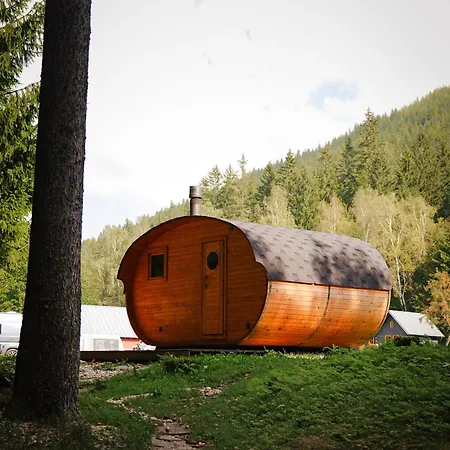 Mountain By The River - Base Camp Medvedin אתר קמפינג *